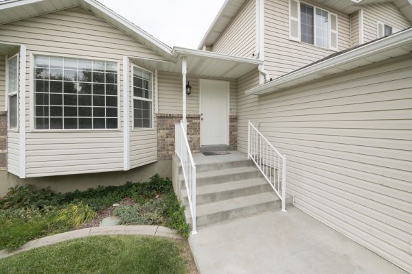Cost of White Vinyl Siding Replacement in Brentwood